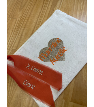 Pochette avec ruban de soie